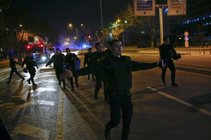 Policías turcos acordonan la zona del atentado en Ankara.