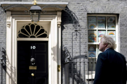 El primer ministro británico, Boris Johnson, a las puertas de Downing Street. WILL OLIVER