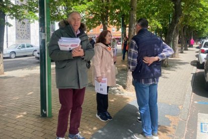 El candidato de UPL, Eduardo López Sendino, acompañado por miembros de su candidatura, ha visitado este viernes la zona de José Aguado, barrio de La Lastra y Fernández Ladreda. UPL