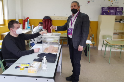Sixto Martínez votó en Laciana. VANESSA ARAÚJO