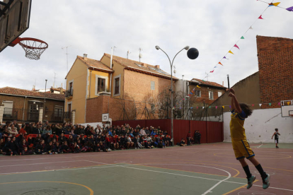 Final del torneo de baloncesto del Colegio Leonés. FERNANDO OTERO
