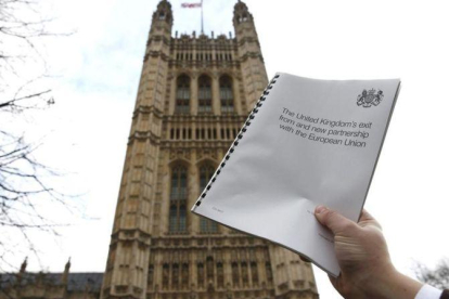 Imagen del 'libro blanco' sobre la estrategia gubernamental para la salida de la UE, en el exterior del Parlamento, en Londres, el 2 de febrero.