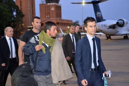 Pierre Legrand (tercero por la izquierda), acompañado por el ministro francés de Defensa, Jean-Yves Le Drian (izquierda), a su llegada al aeropuerto de Niamey, el martes, tras ser liberado.