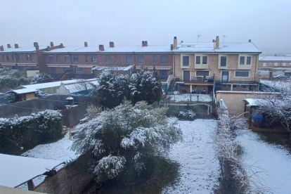 Nieve en una urbanización a escasa distancia de la capital. DL