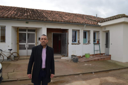 El alcalde de San Millán, José Alberto García, delante de la vivienda que están rehabilitando. MEDINA
