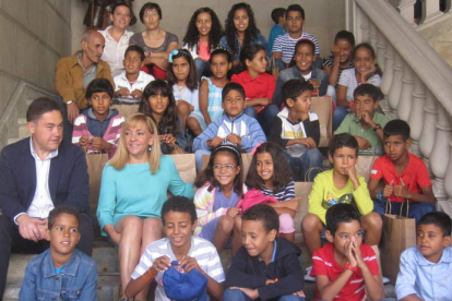 Carrasco recibió a los niños saharauis del programa Vacaciones en paz en el Palacio de los Guzmanes.