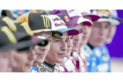 Marc Márquez, bicampeón del mundo de MotoGP en los dos últimos años, centra la foto oficial del Mundial de motociclismo en Doha (Catar), ayer.