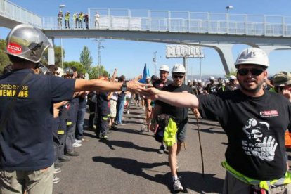 Los bomberos de la Comunidad de Madrid saludan con admiración a la columna minera del norte por su «lucha ejemplar». Foto: Norberto.