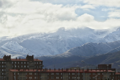 La montaña nevada en El Bierzo. CÉSAR SÁNCHEZ / ICAL