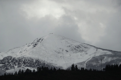 La montaña nevada en El Bierzo. CÉSAR SÁNCHEZ / ICAL