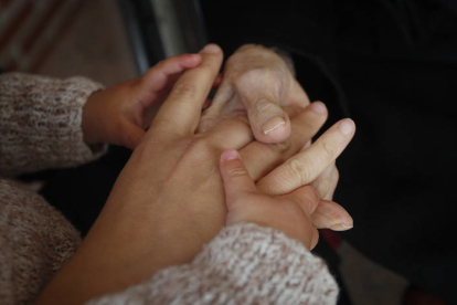 Imagen que muestra las manos de tres generaciones de mujeres rurales. JESÚS F. SALVADORES