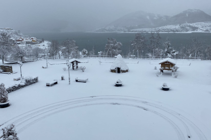 La nieve también ha llegado a Riaño. DL