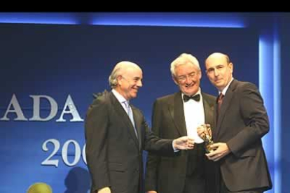 El presidente del BBVA, Francisco González, entregó uno de los premios a Fernando Conte, presidente de Iberia, en presencia de Luis del Olmo.