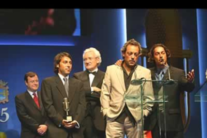 Antonio Silván, consejero de Fomento de la Junta de Castilla y León, entregó el premio al trío musical Café Quijano.