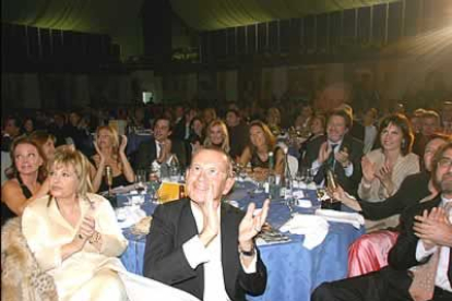 Desde una de las mesas, María Teresa Campos, acompañada por algunos de sus colaboradores habituales, aplaude a los premiados.