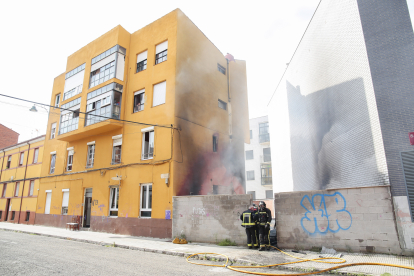 Los bomberos de León intervienen en un incendio en un patio con diferentes enseres en la calle Papa León XIII de la capital. CAMPILLO