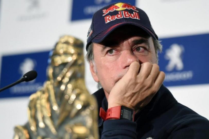Carlos Sainz, pensativo, escucha una pregunta a su llegada a Madrid, con el trofeo de ganador del Dakar.