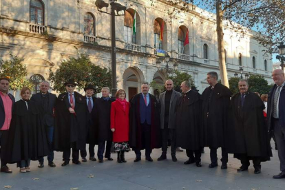 La comitiva leonesa, junto al alcalde de Sevilla. DIPUTACIÓN DE LEÓN