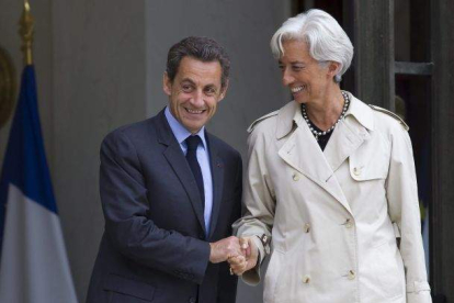 La directora gerente del Fondo Monetario Internacional (FMI), Christine Lagarde (d), abandona el Palacio del Elíseo, tras reunirse con el presidente francés, Nicolás Sarkozy.