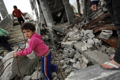Un niño palestino camina entre los escombros de una vivienda destruida en el barrio de Shejaeiya, en Gaza, el 23 de febrero.