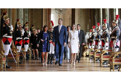 Los reyes de España, Felipe VI (c) y Letizia (d), son acompañados por la alcaldesa de París, Anne Hidalgo (i), durante su visita al ayuntamiento de París.