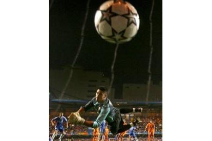 El balón lanzado por Didier Drogba entra en la portería del Barça