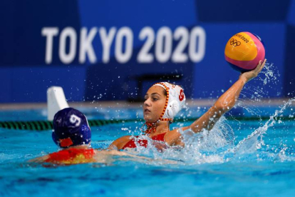 La española Judith Forca controla la pelota en el partido de cuartos de final femeninos de waterpolo entre España y China durante los Juegos Olímpicos 2020, este martes en el Centro de Waterpolo de Tatsumi en Tokio (Japón). EFE/ Fernando Bizerra