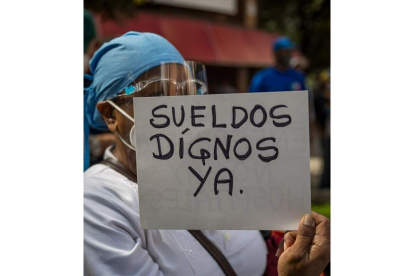 Pancarta exigiendo un buen salario en una protesta. MANUEL GUTIÉRREZ