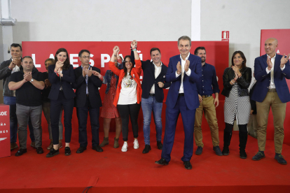 El expresidente Zapatero junto a los candidatos del PSOE leonés al final del mitin de cierre de campaña de la anterior convocatoria electoral. RAMIRO.