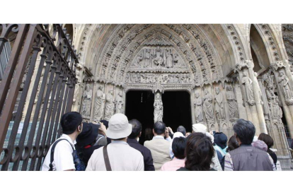 Turistas en una visita a la basílica de San Isidoro, en una fotografía de archivo. JESÚS F. SALVADORES