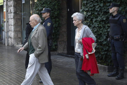 Jordi Pujol y Marta Ferrusola salen de su casa en Barcelona antes de la pandemia. QUIQUE GARCÍA
