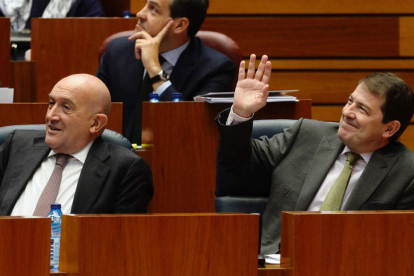 Carnero y Mañueco ayer, durante el debate de las enmiendas de totalidad en las Cortes. NACHO GALLEGO