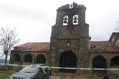 El rayo cayó sobre la torre de la iglesia cuando estaban sacando el féretro del coche fúnebre.