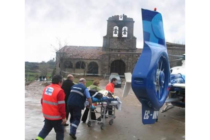 Los heridos fueron atendidos por los servicios médicos y a la zona acudieron también ambulancias de Palencia y un helicóptero de Burgos.