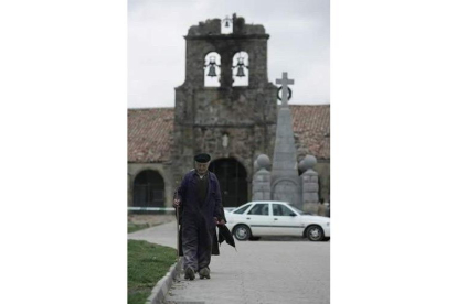Los vecinos de Prioro continúan paseando por los alrededores de la iglesia. La espadaña ya no es la misma y también preocupa el estado de las bóvedas.