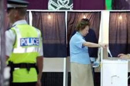 Una mujer vota en las elecciones europeas en el Peñón, celebradas en el año 2004