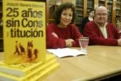 Ángeles Maestro y Joaquín Navarro, ayer en la Biblioteca Azcárate