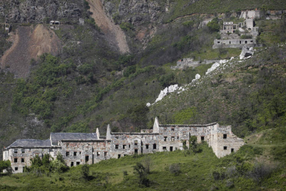 El poblado de la Peña del Seo alojó a trabajadores de la mina de wólfram entre 1952 y 1958.  Al fondo a la izquierda, las bocas de las galerías y las escombreras y a la derecha, el lavadero de arriba .
