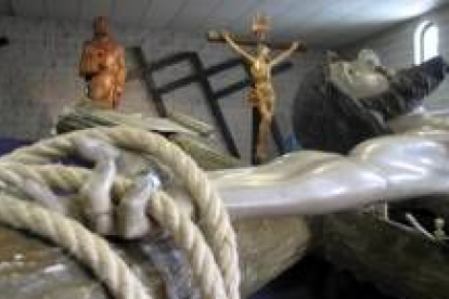 El Cristo Crucificado Tendido y otros pasos de Semana Santa en el museo de la cofradía