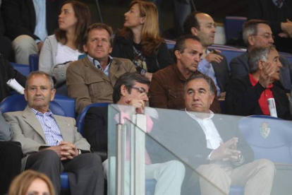 El exentrenador del Madrid Bernd Schuster, apoyó desde el palco a la Deportiva. L. de la Mata.