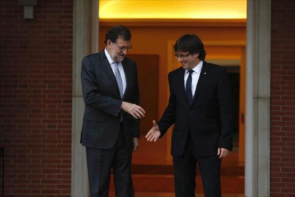 Rajoy y Puigdemont se saludan en la puerta de la Moncloa, en abril del pasado año.