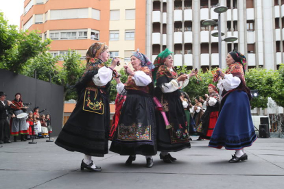 Bailes tradicionales en la Plaza de las Cortes. RAMIRO