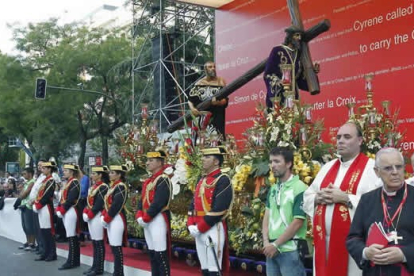 Guardias civiles de León con traje de gala escoltaron el Nazareno. Andrés Ballesteros