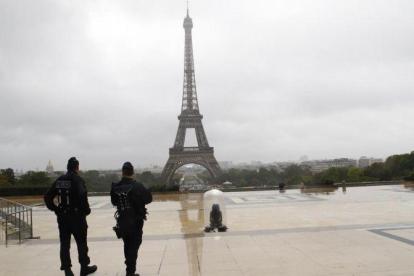 Policías patrullan en la plaza Trocadero, en las inmediaciones de la Torre Eiffel, en París.