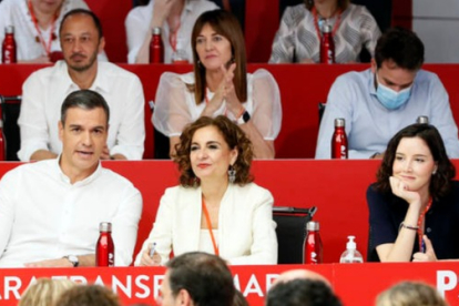 Sánchez, la vicesecretaria general del PSOE, María Jesús Montero, y la secretaria de Igualdad, la leonesa Andrea Fernández. MARISCAL