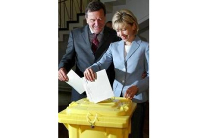 El canciller alemán acudió a votar acompañado por su esposa