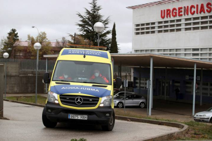 Una ambulancia este miércoles en las inmediaciones del Hospital Santa Bárbara de la capital soriana. WILFREDO GARCÍA
