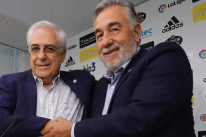 Javier Prado y José Fernández Nieto sellaron el acuerdo para esta temporada y la próxima. A. BARREDO