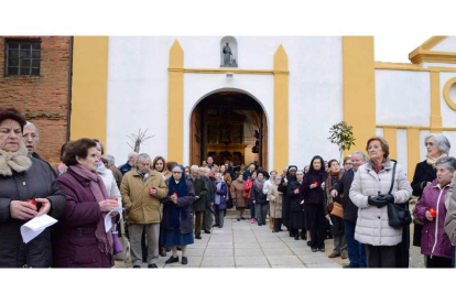 Cientes de devotos procedentes de todos los puntos del arciprestazgo de Sahagún acudieron al acto de apertura.