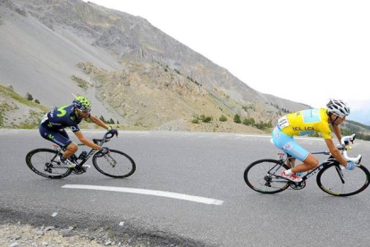 Valverde, en la foto persiguiendo al líder, Vincenzo Nibali, afronta los Pirineos con opciones de podio.